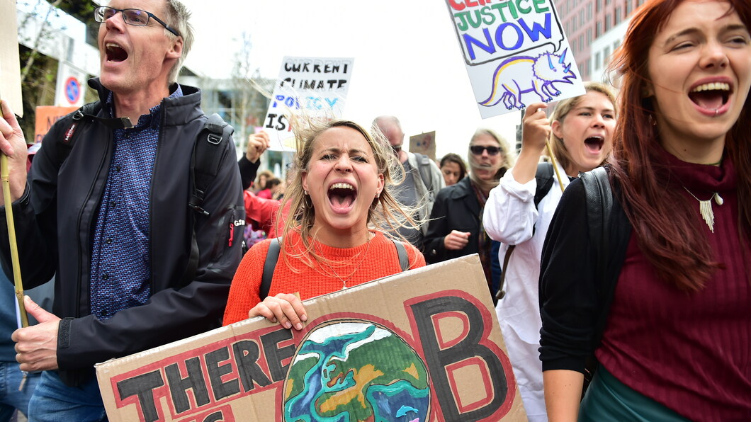 Demonstrerende mensen tijdens klimaatmars