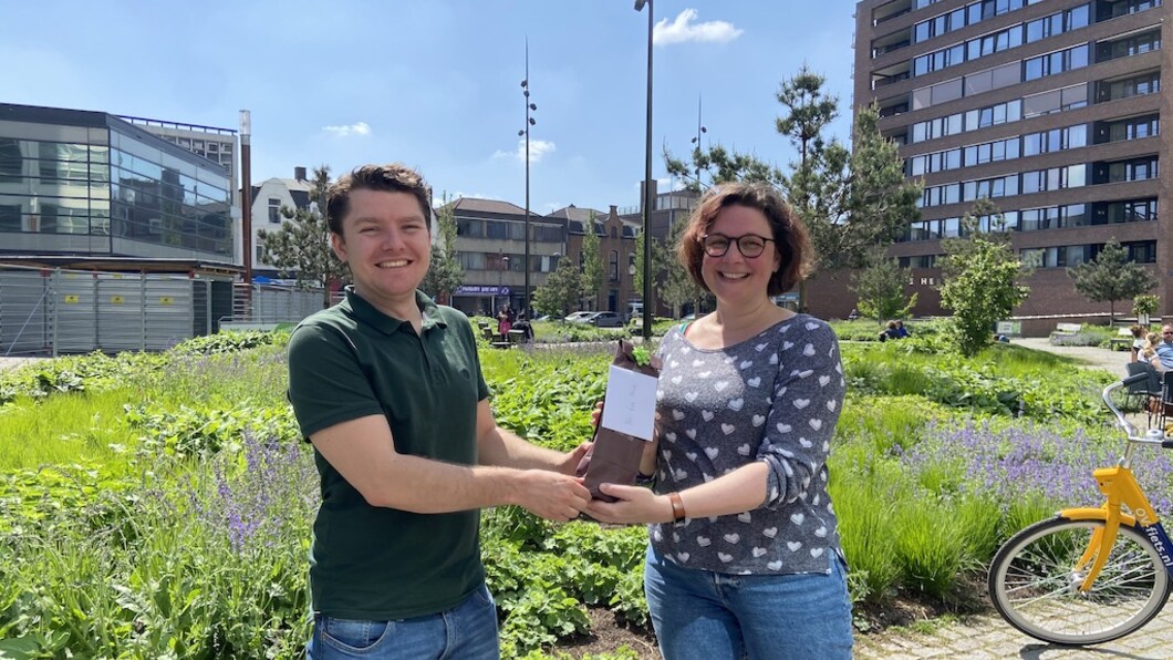 Voorzitter GroenLinks Eindhoven geeft cadeautje aan 600ste lid met groen parkje op de achtergrond