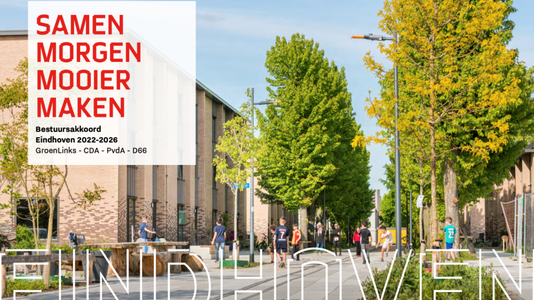 Omslag bestuursakkoord Eindhoven 2022-2026: Samen morgen mooier maken (achtergrond: foto van kinderen die op straat spelen)