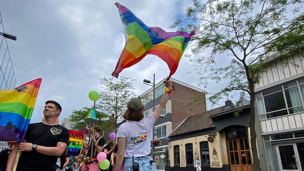 Naomie-met-Pride-vlag