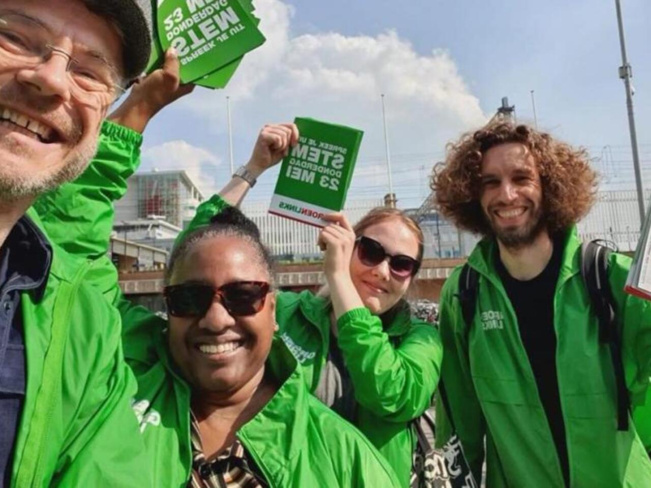 Campagneleider in groepje vrijwilligers