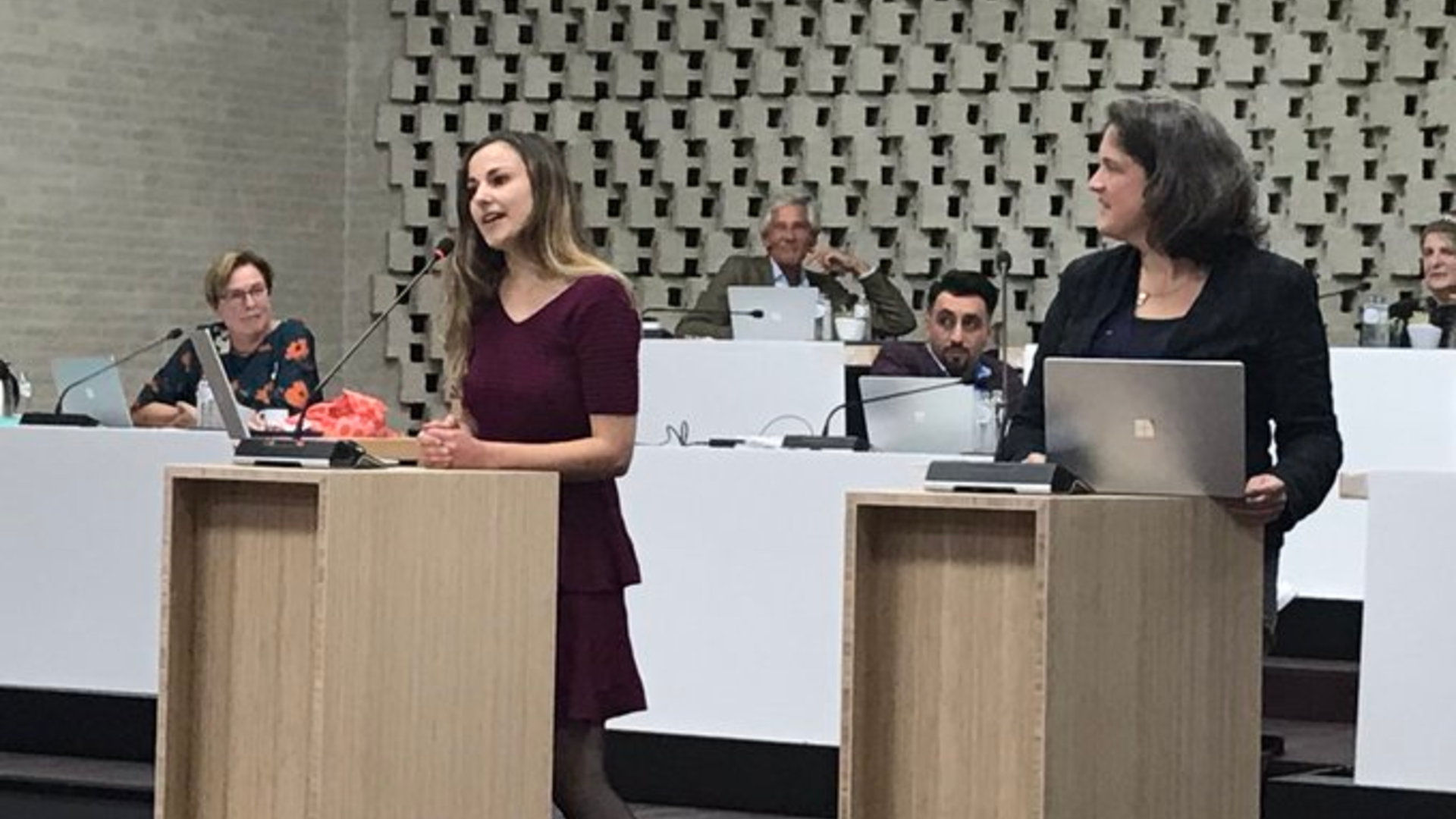 Eva de Bruijn en Jorien Michielsen in de raadszaal van Eindhoven