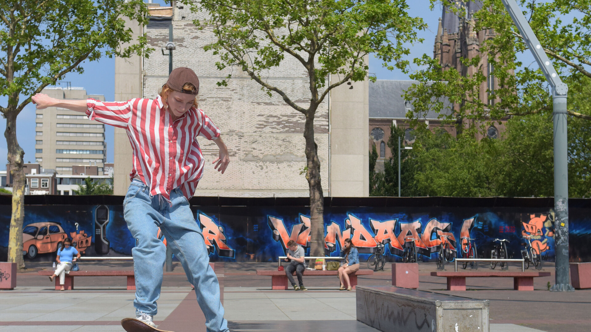 Skateboarder op stadhuisplein in Eindhoven