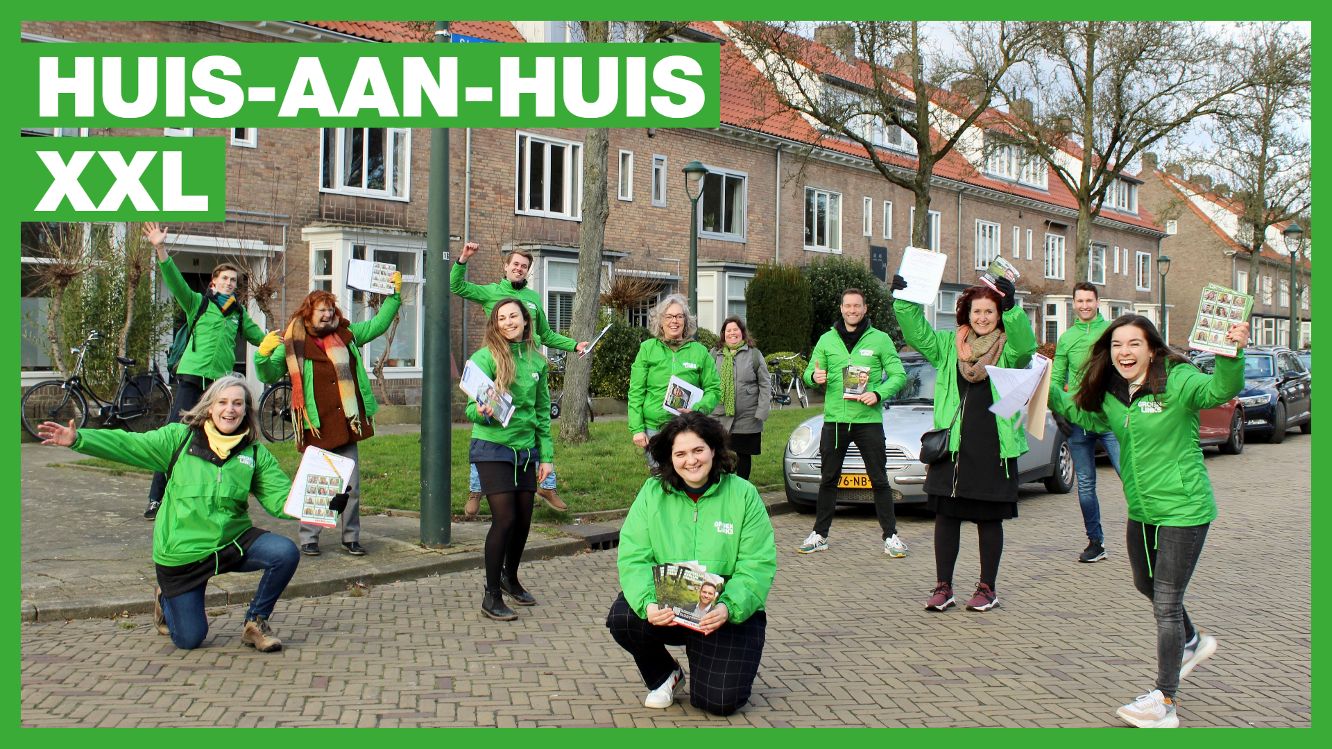 Veel mensen op een huis-aan-huisactie. Ze dragen allen groene jasjes. Erbij staat: "Huis-aan-Huis XXL"