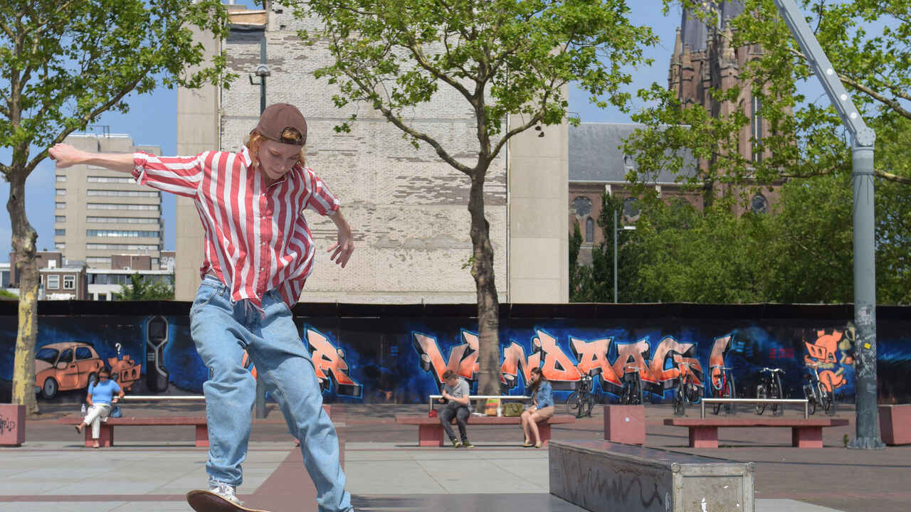 Skateboarder op stadhuisplein in Eindhoven