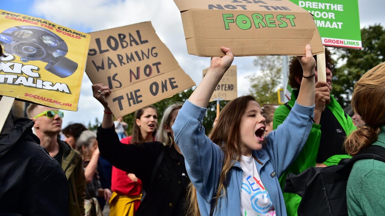 Demonstrerende mensen op een klimaatmars